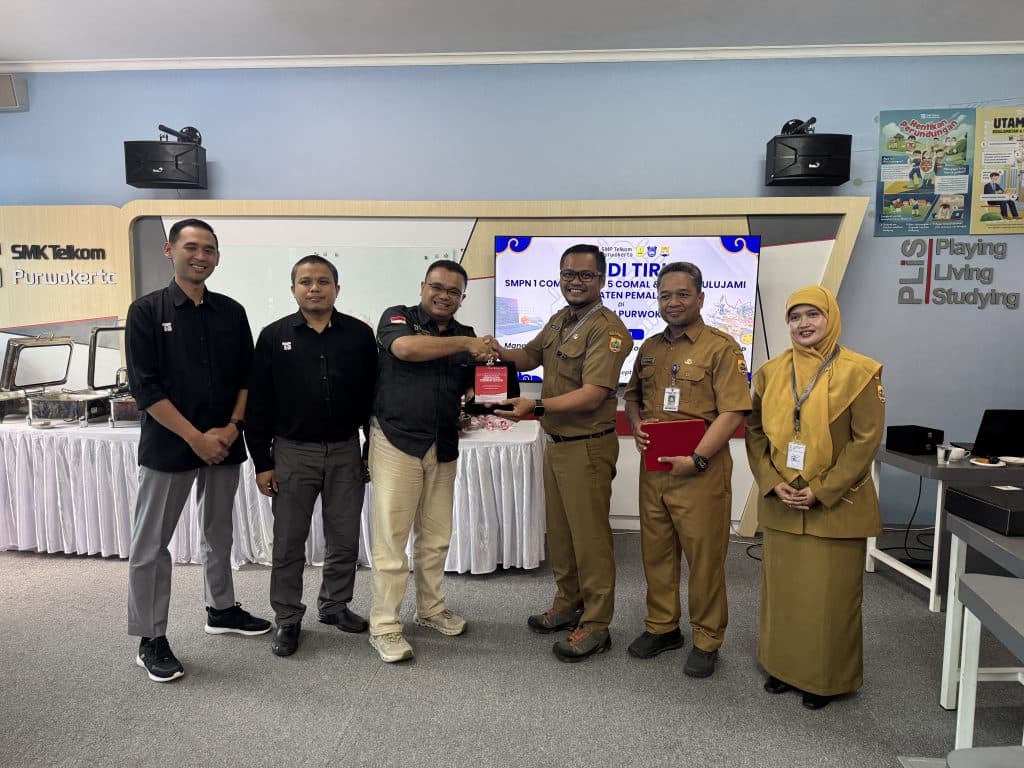 Tiga SMP Negeri Pemalang studi tiru coding dan robotika di Telkom Purwokerto